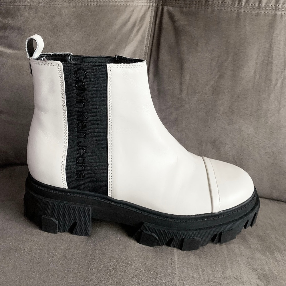Calvin Klein Women's "Kclorine" Lug Sole White Leather Chelsea Boot Size: 8M